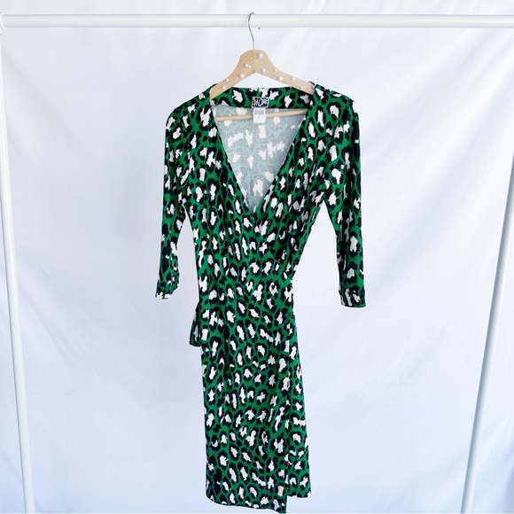 Diane Von Furstenberg Vintage New Julian Dress in Spotted Cat Green, Size 4 - Picture 2 of 7